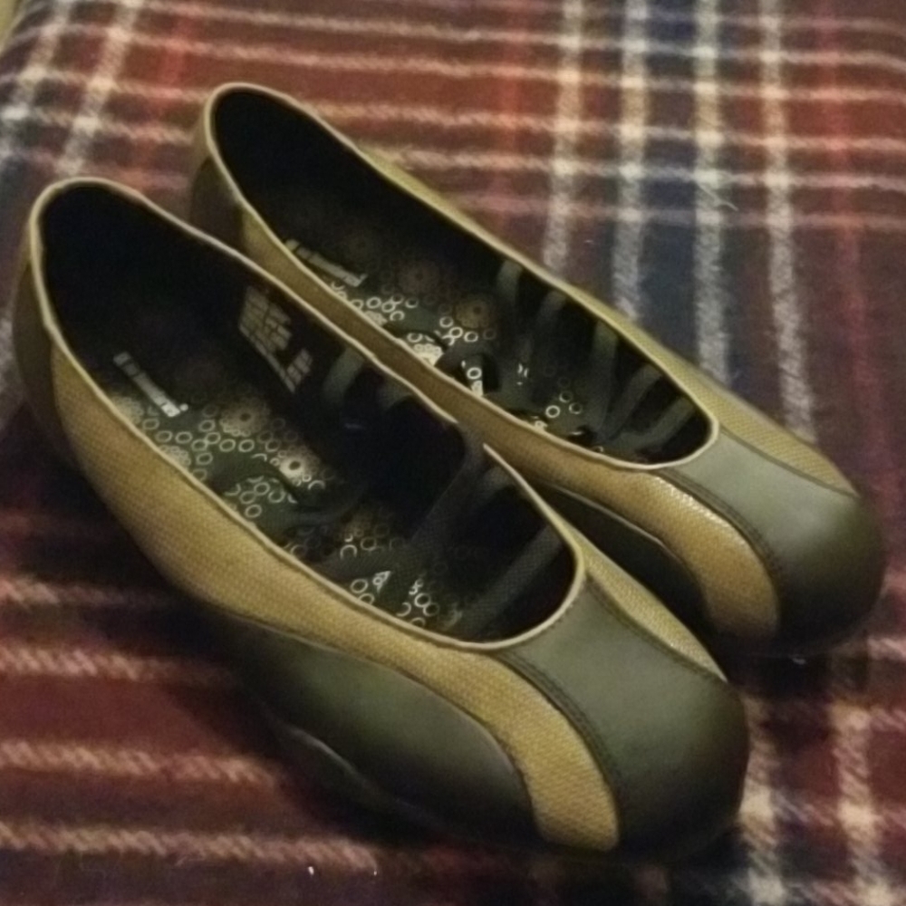 Black & gold athleisure shoes